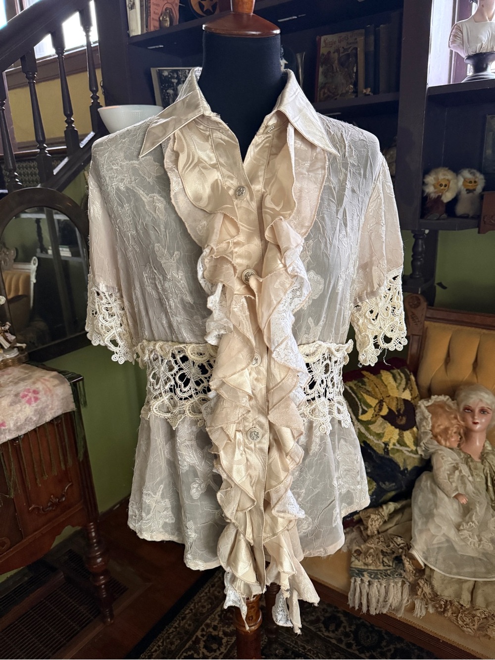 Vtg Victorian style Hopeless Romantic Cream lace ruffle blouse